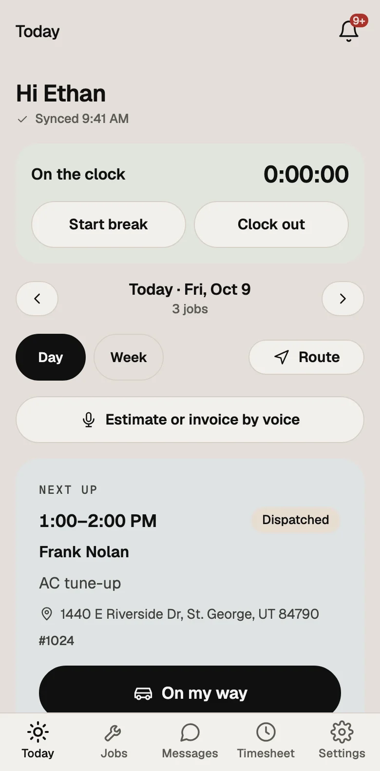 La pantalla Hoy de la app para técnicos: con la entrada marcada, tres trabajos el viernes y, como siguiente, el mantenimiento de aire acondicionado de Frank Nolan de 1:00 a 2:00 PM con un botón "On my way"