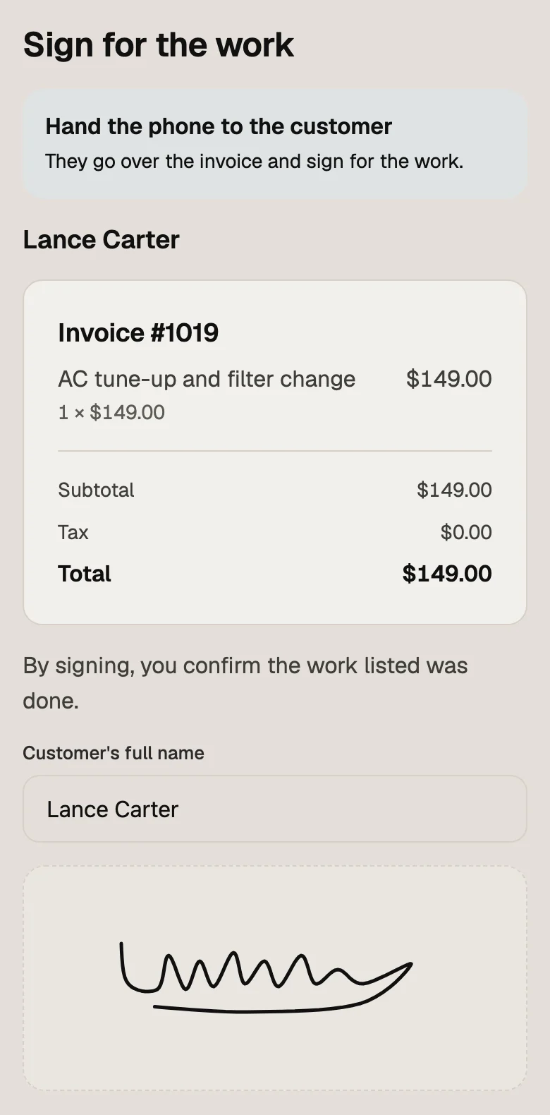 "Sign for the work" en la app para técnicos: la factura #1019, un mantenimiento de aire acondicionado y cambio de filtro por $149.00, con el nombre y la firma de Lance Carter